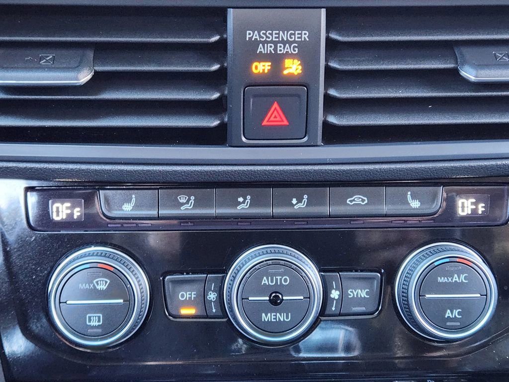 Certified 2022 Volkswagen Jetta SE w/ Panoramic Sunroof Package image 23