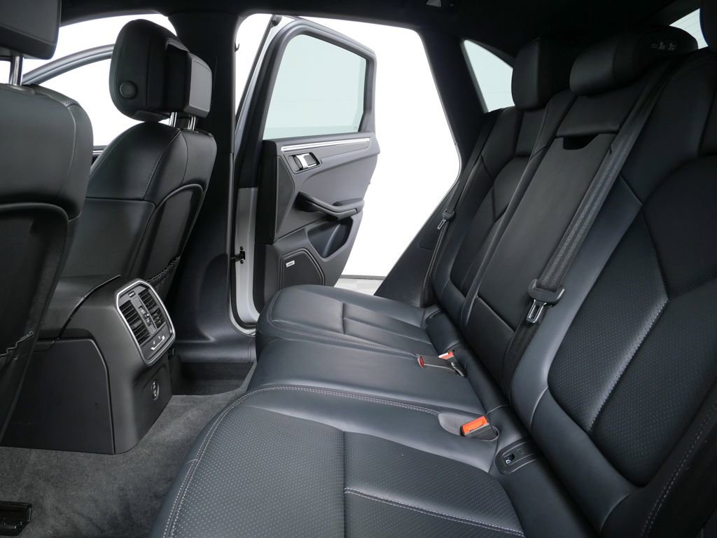 Certified 2024 Porsche Macan image 17