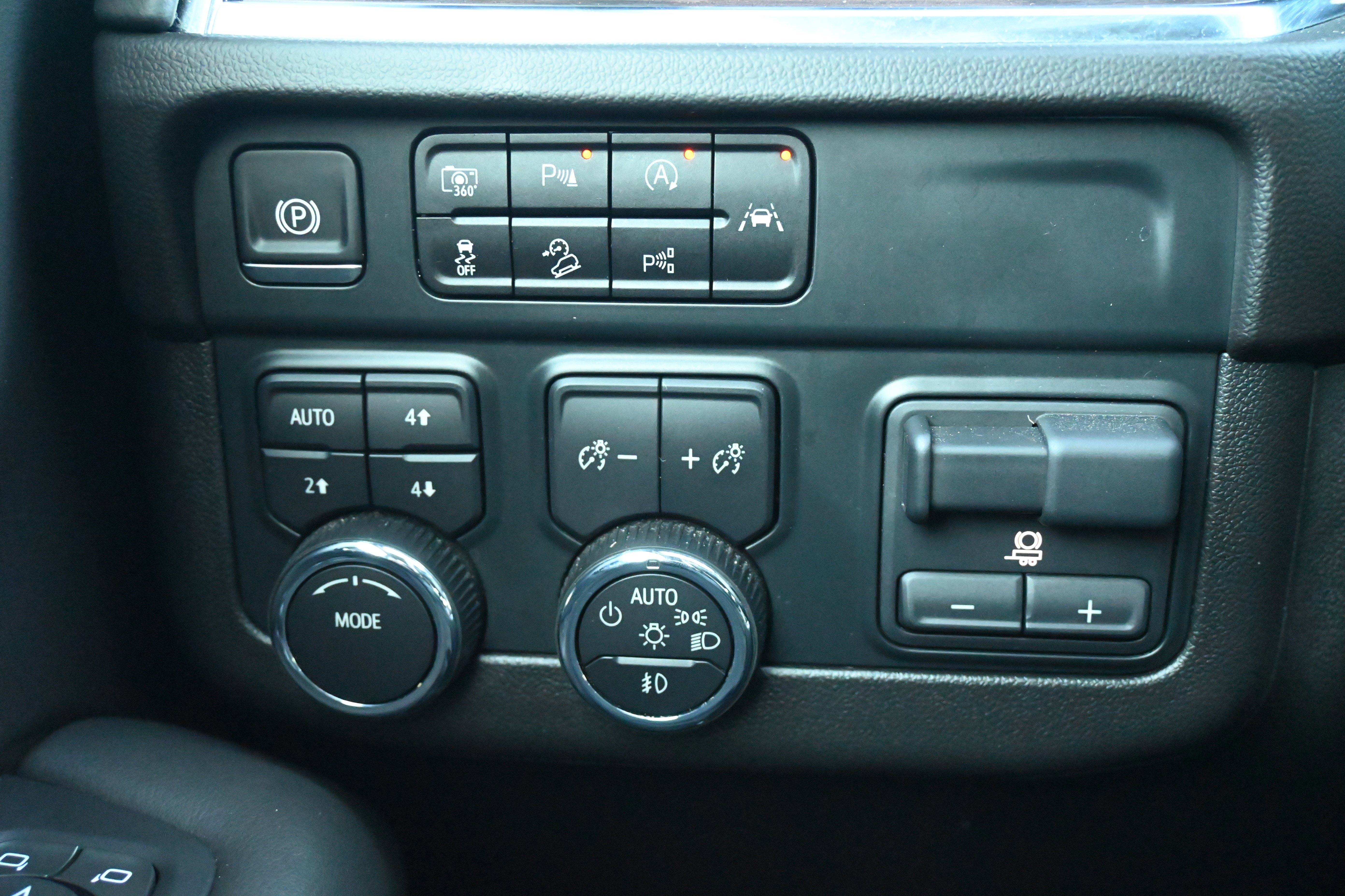 Used 2025 Chevrolet Tahoe Z71 w/ Sun And Tow Package AWD/4WD image 24
