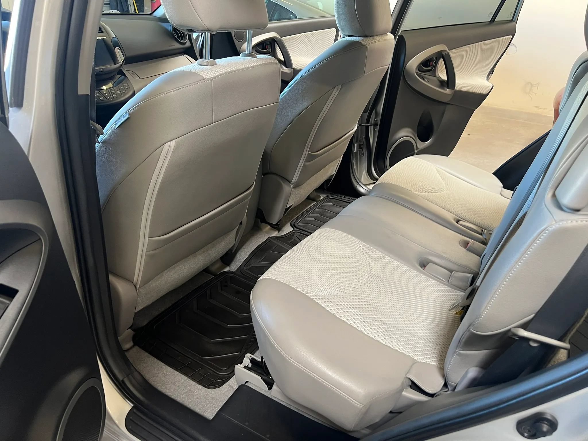 Used 2014 Toyota RAV4 EV FWD image 11