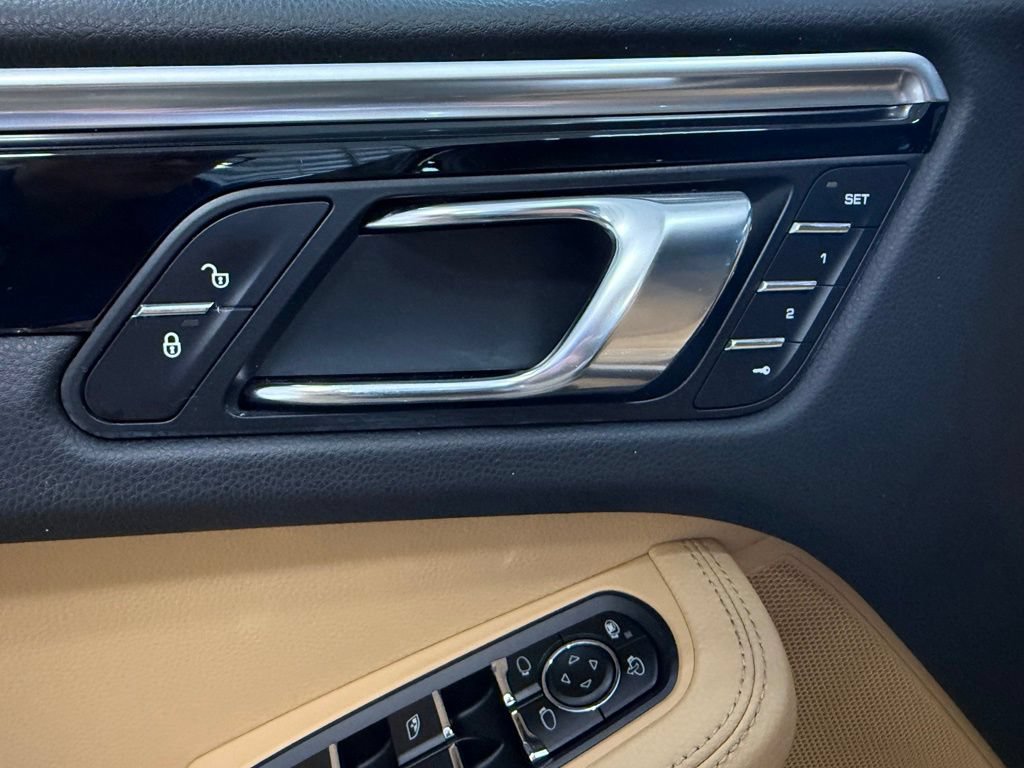 Certified 2017 Porsche Macan AWD/4WD image 15