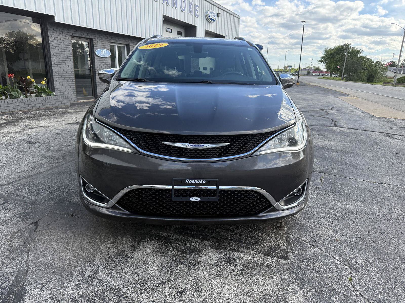 Used 2019 Chrysler Pacifica Limited FWD image 2