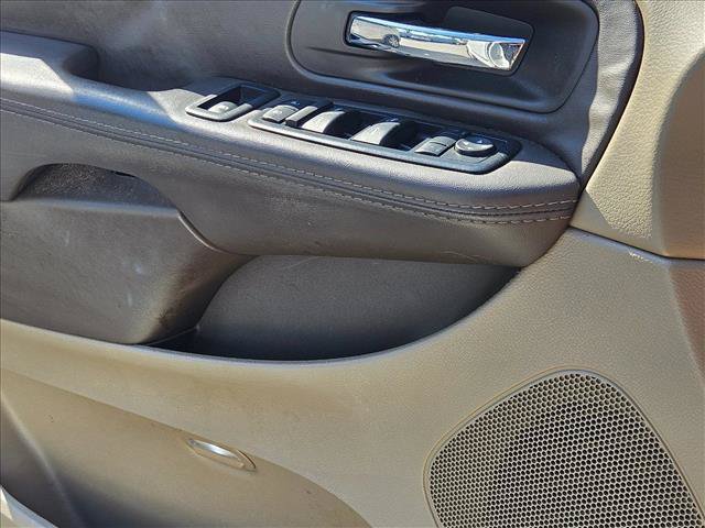 Used 2015 Chrysler Town & Country Touring FWD image 9