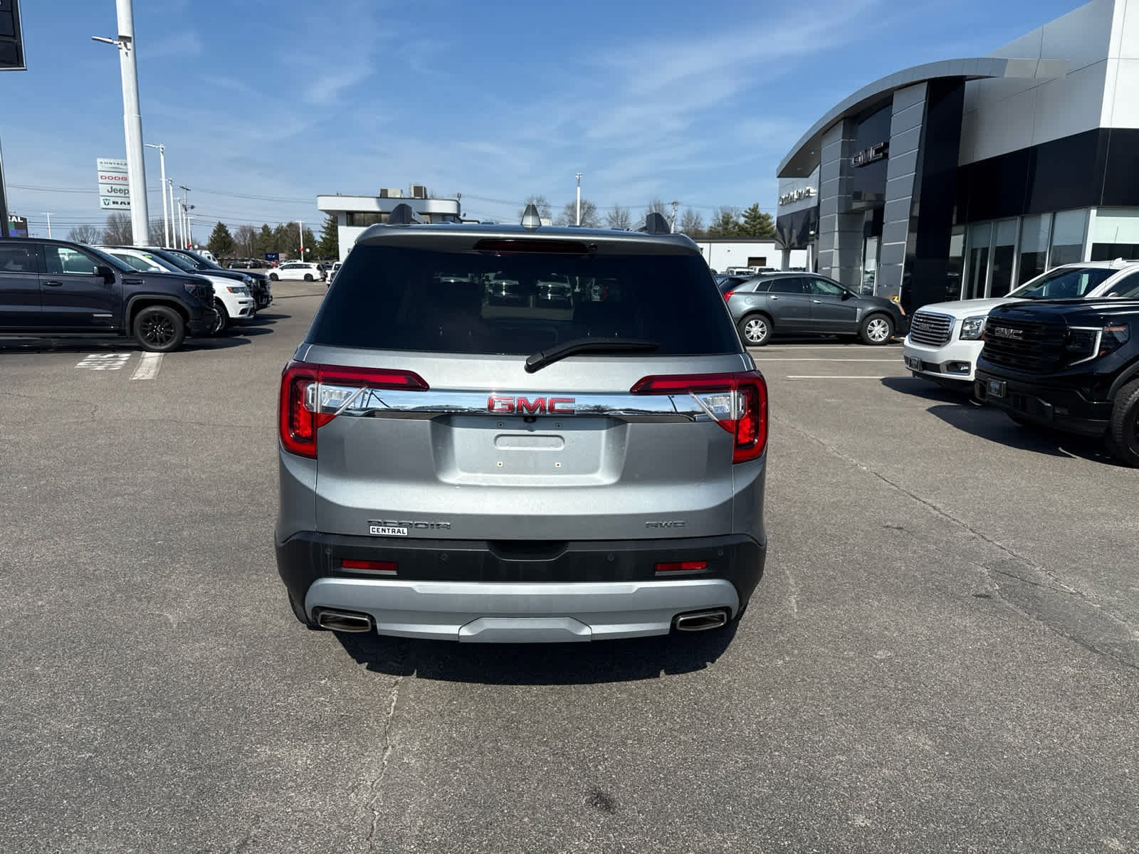 Certified 2023 GMC Acadia SLE w/ Driver Convenience Package AWD/4WD image 4