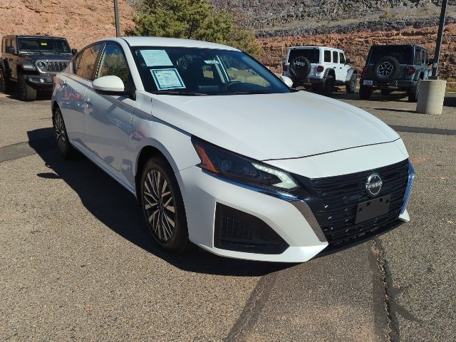 Used 2023 Nissan Altima 2.5 SV image 3