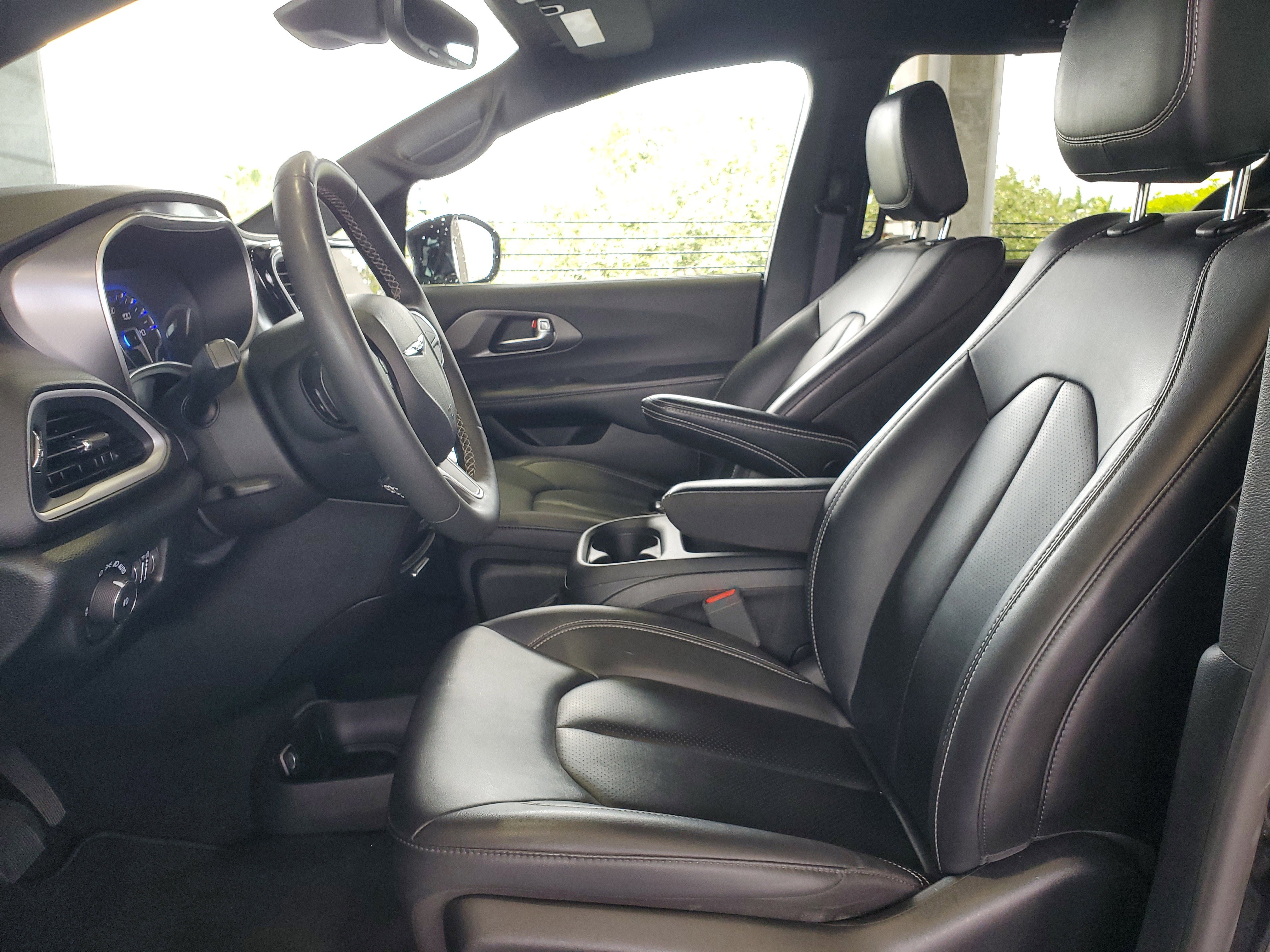 Used 2025 Chrysler Pacifica Select FWD image 17