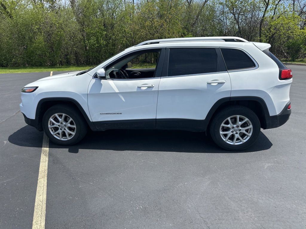 Used 2016 Jeep Cherokee Latitude w/ Cold Weather Group AWD/4WD image 2