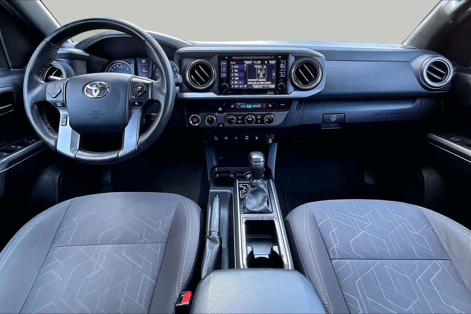 Used 2016 Toyota Tacoma TRD Off-Road w/ Premium & Technology Package AWD/4WD image 16