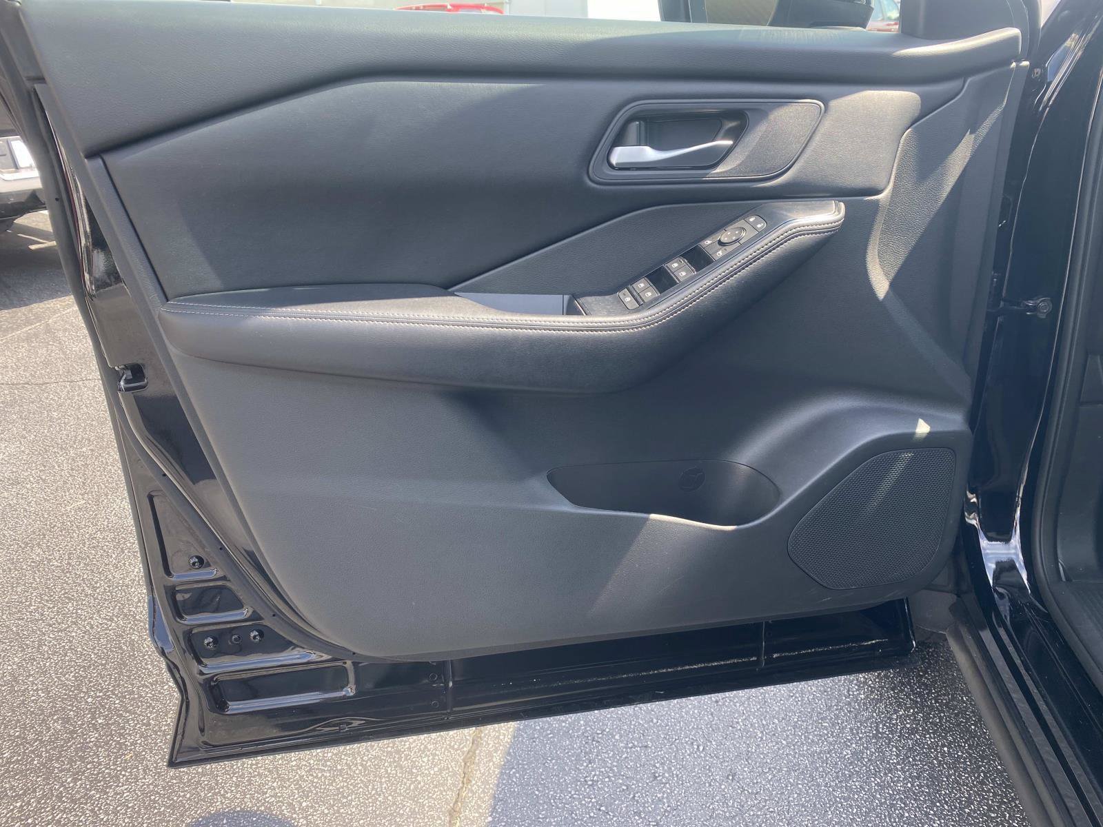 Used 2025 Nissan Rogue SV FWD image 20