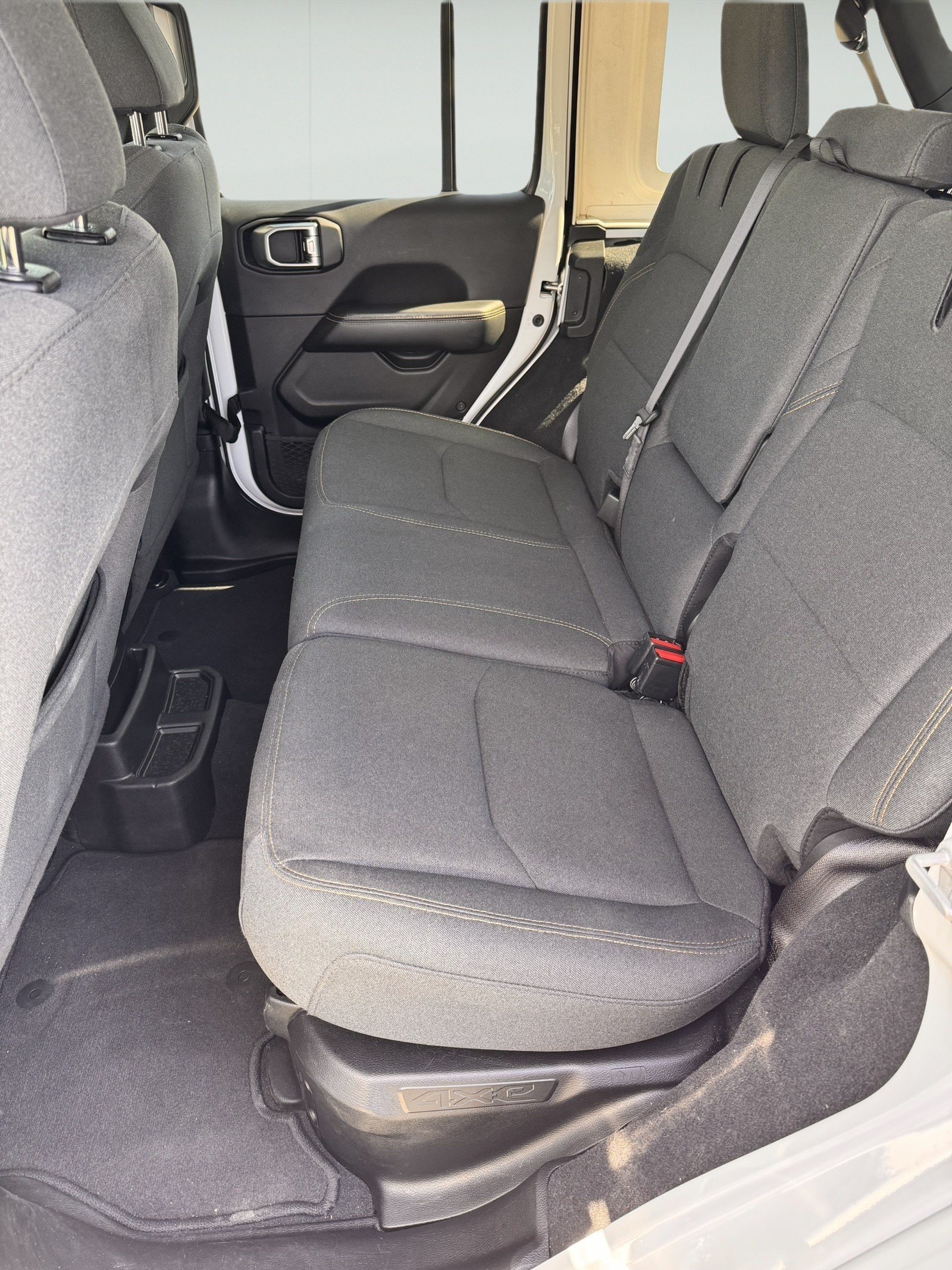Used 2024 Jeep Wrangler Unlimited Sahara AWD/4WD image 6
