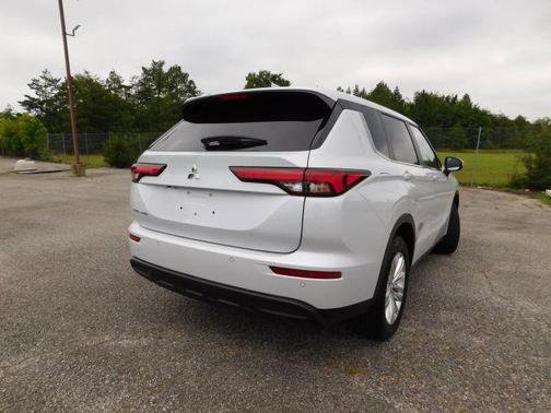 Used 2024 Mitsubishi Outlander ES AWD/4WD image 5