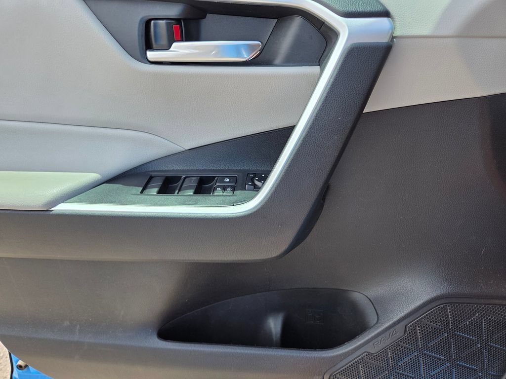 Used 2021 Toyota RAV4 XLE w/ Convenience Package FWD image 20