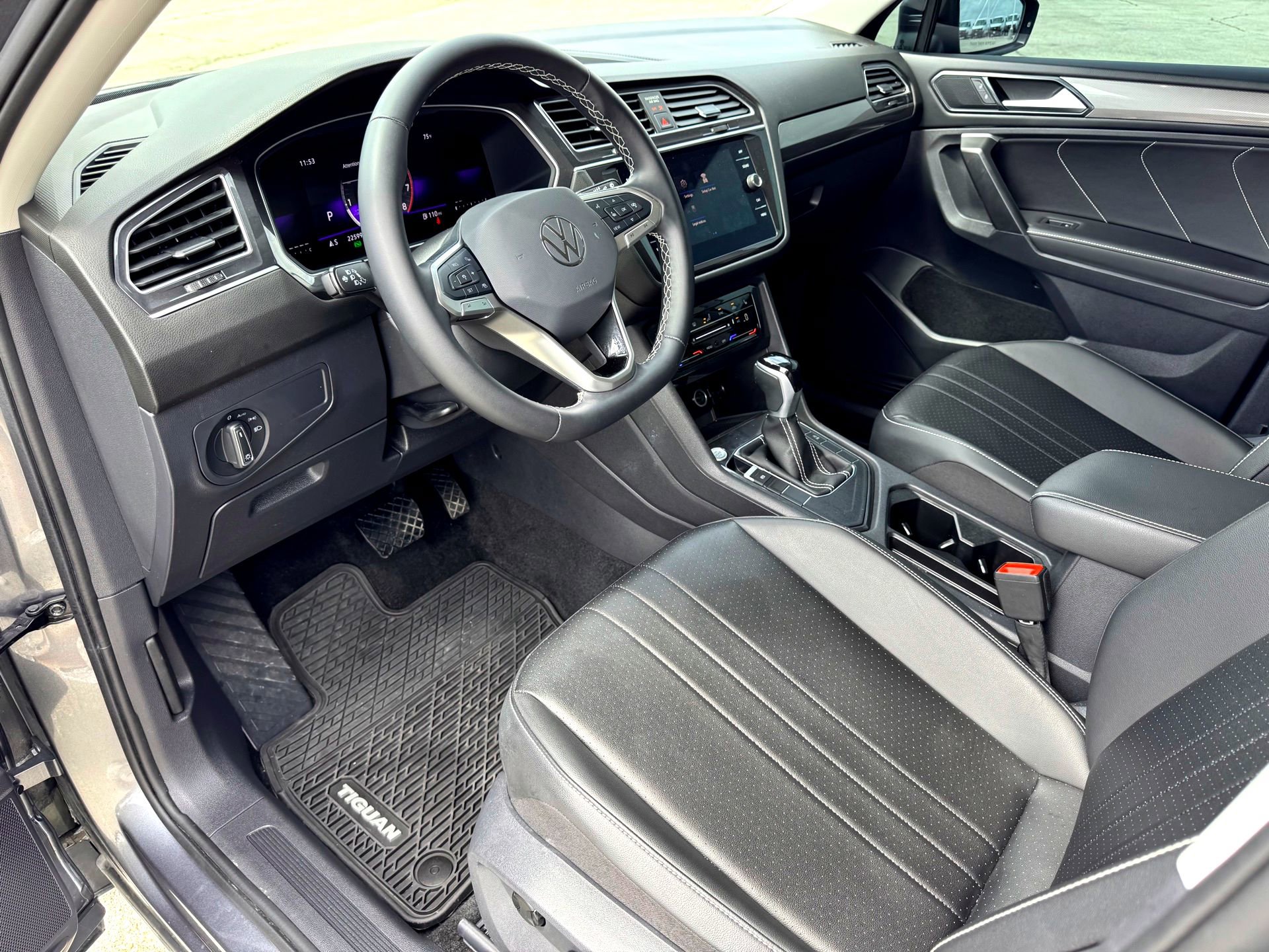 Used 2024 Volkswagen Tiguan SE FWD image 11