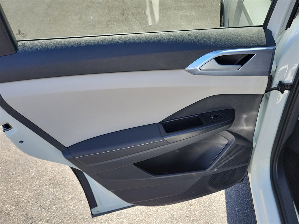 Certified 2025 Volkswagen Taos SE image 8