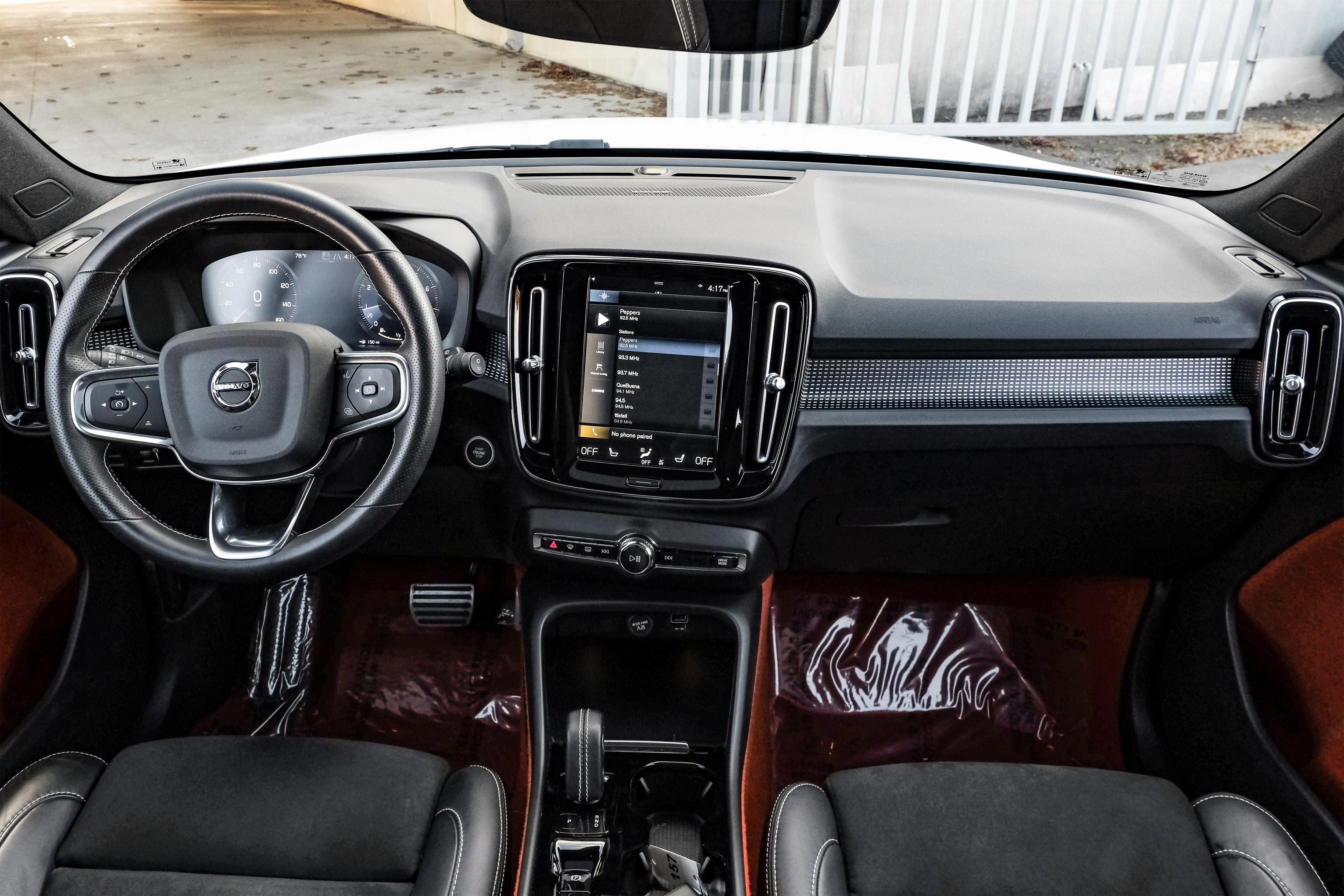 Used 2021 Volvo XC40 T4 R-Design image 14