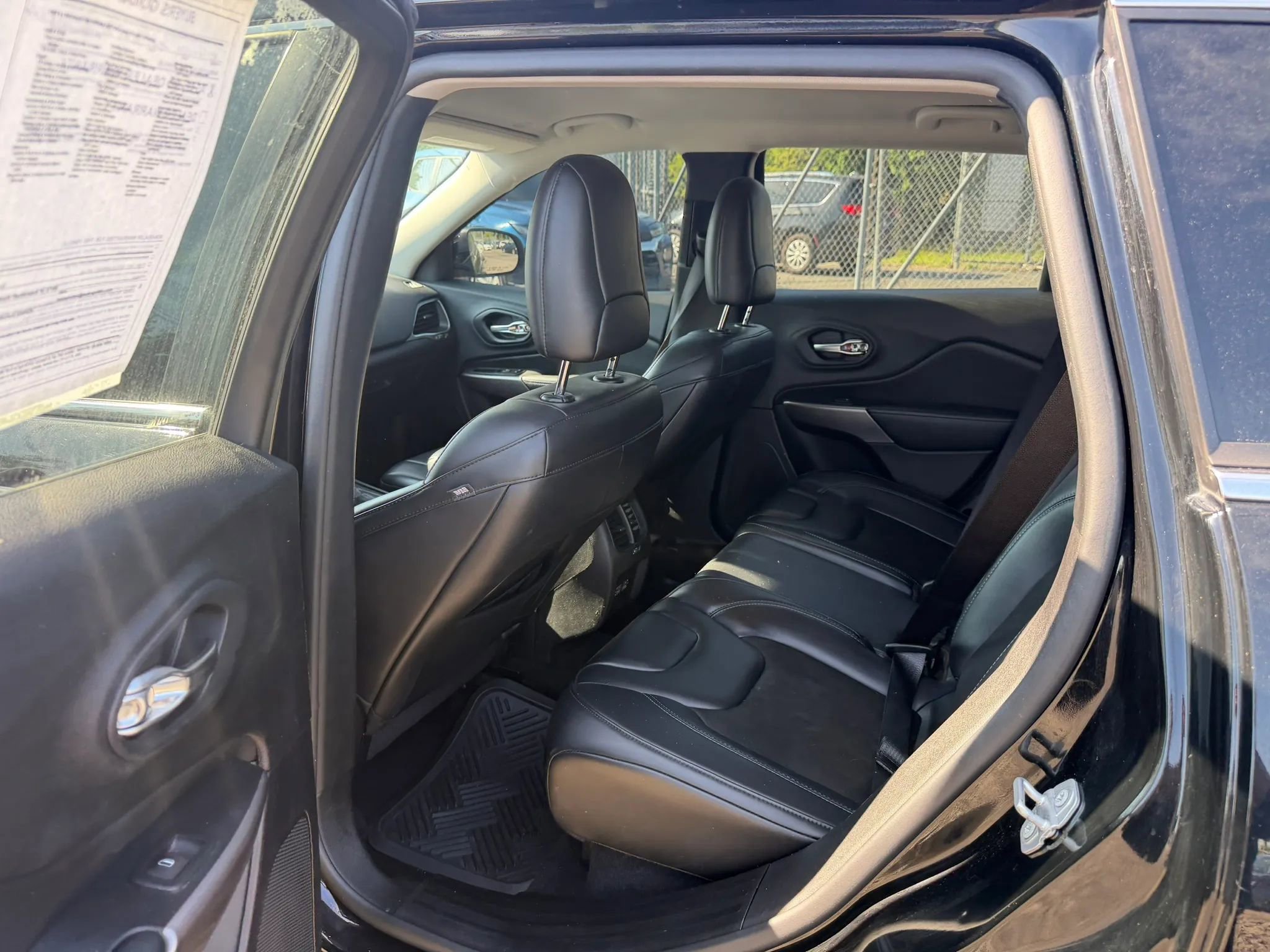 Used 2021 Jeep Cherokee Latitude Plus AWD/4WD image 30