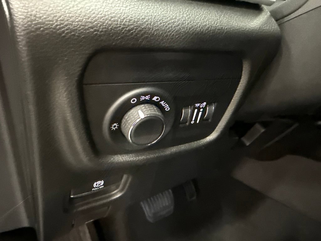 Used 2025 Jeep Grand Cherokee Laredo w/ Luxury Tech Group I AWD/4WD image 23