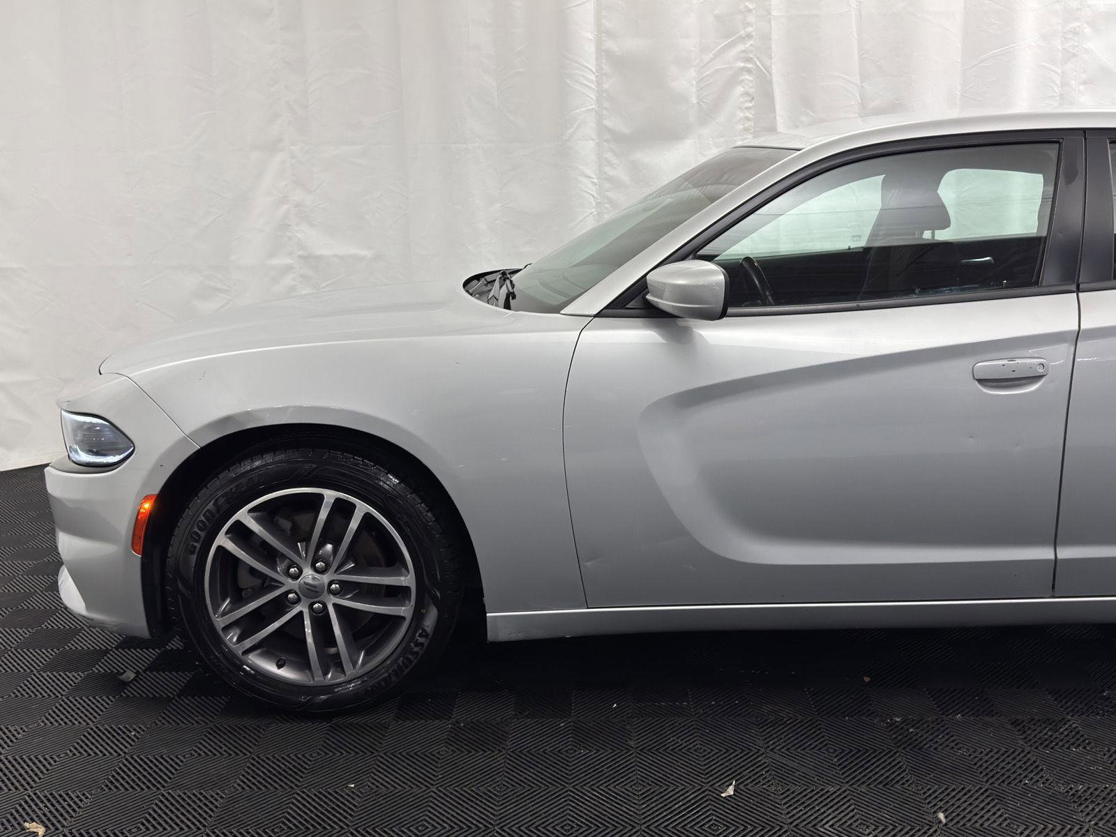 Used 2019 Dodge Charger SXT image 4