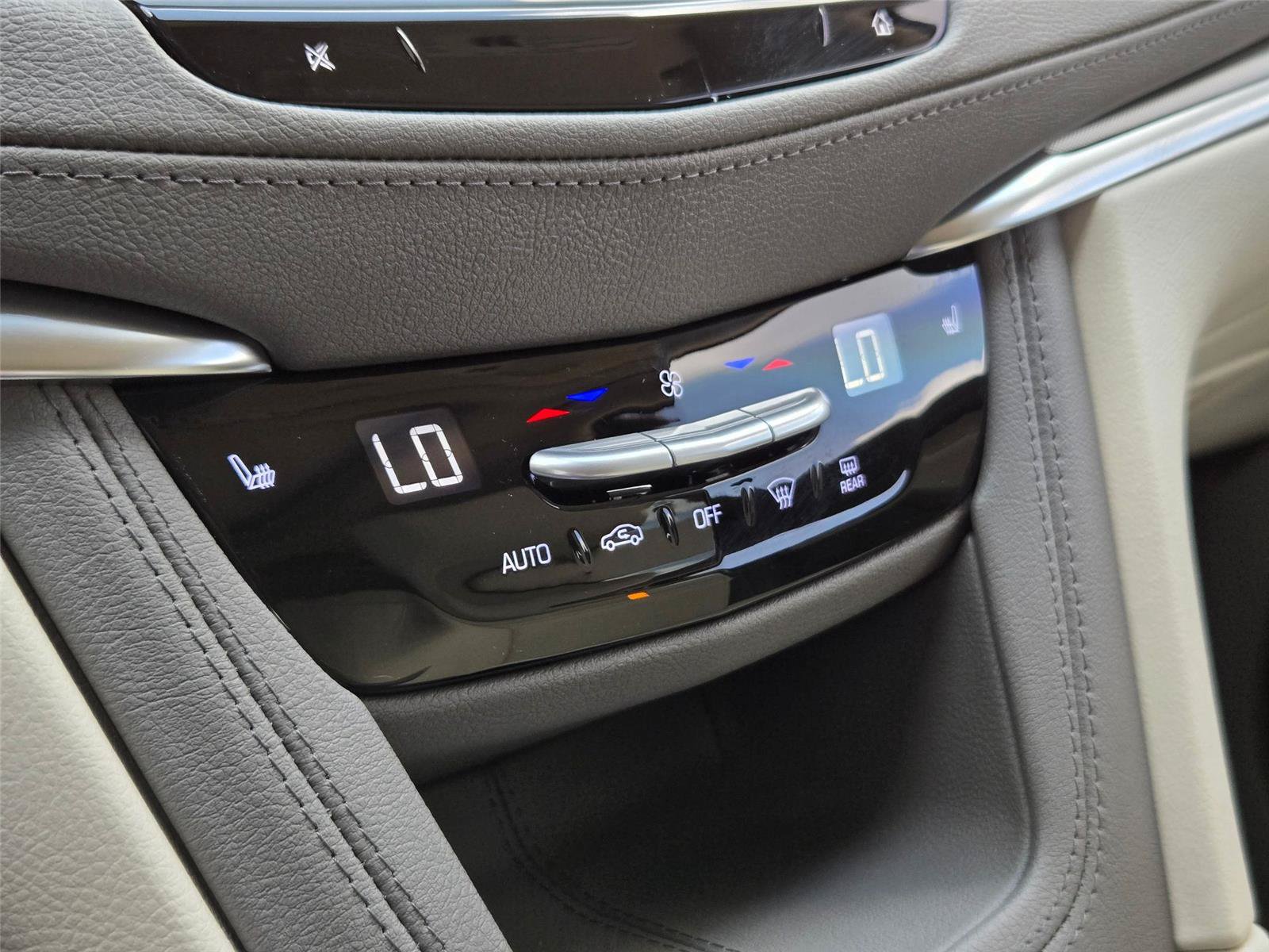 New 2026 Cadillac XT5 Premium Luxury w/ LPO, Floor Liner Package AWD/4WD image 21