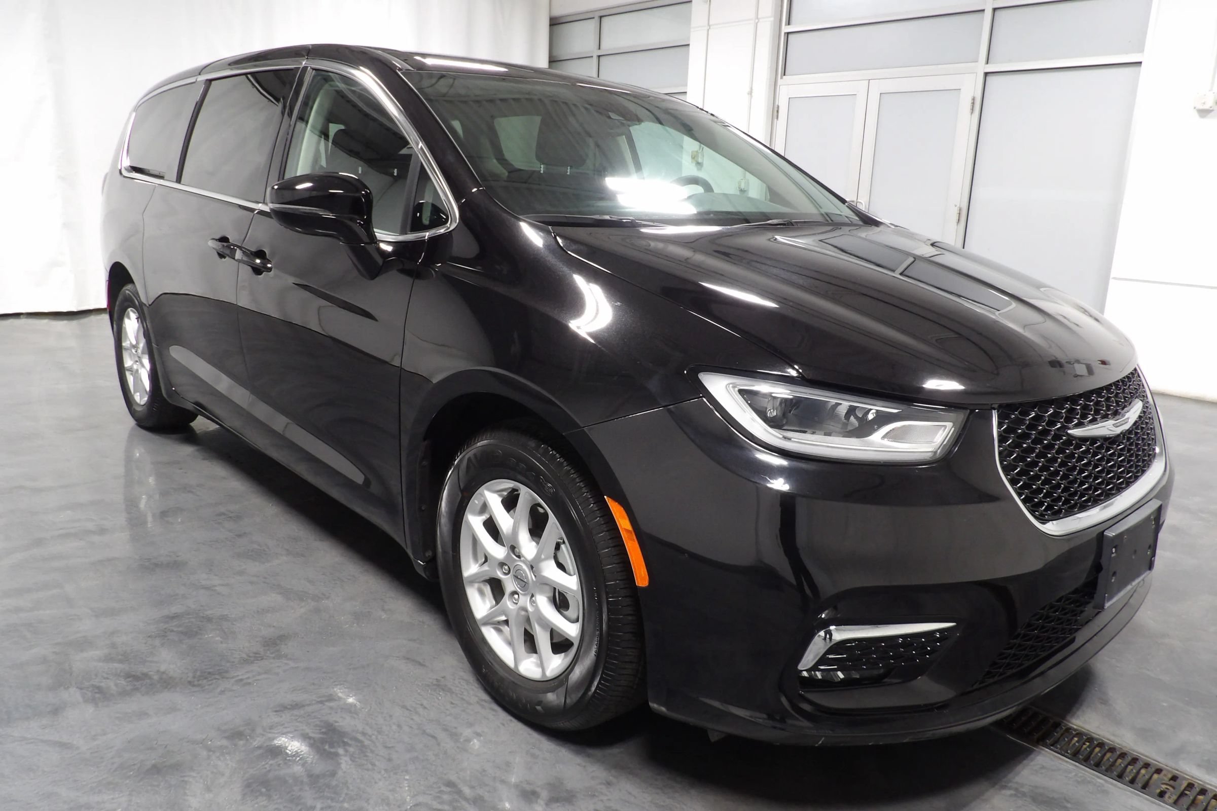 Used 2024 Chrysler Pacifica Limited FWD image 2