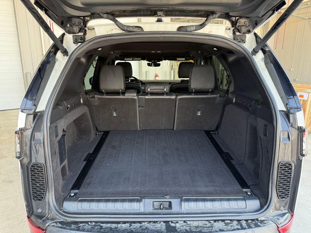 Used 2018 Land Rover Discovery SE image 13