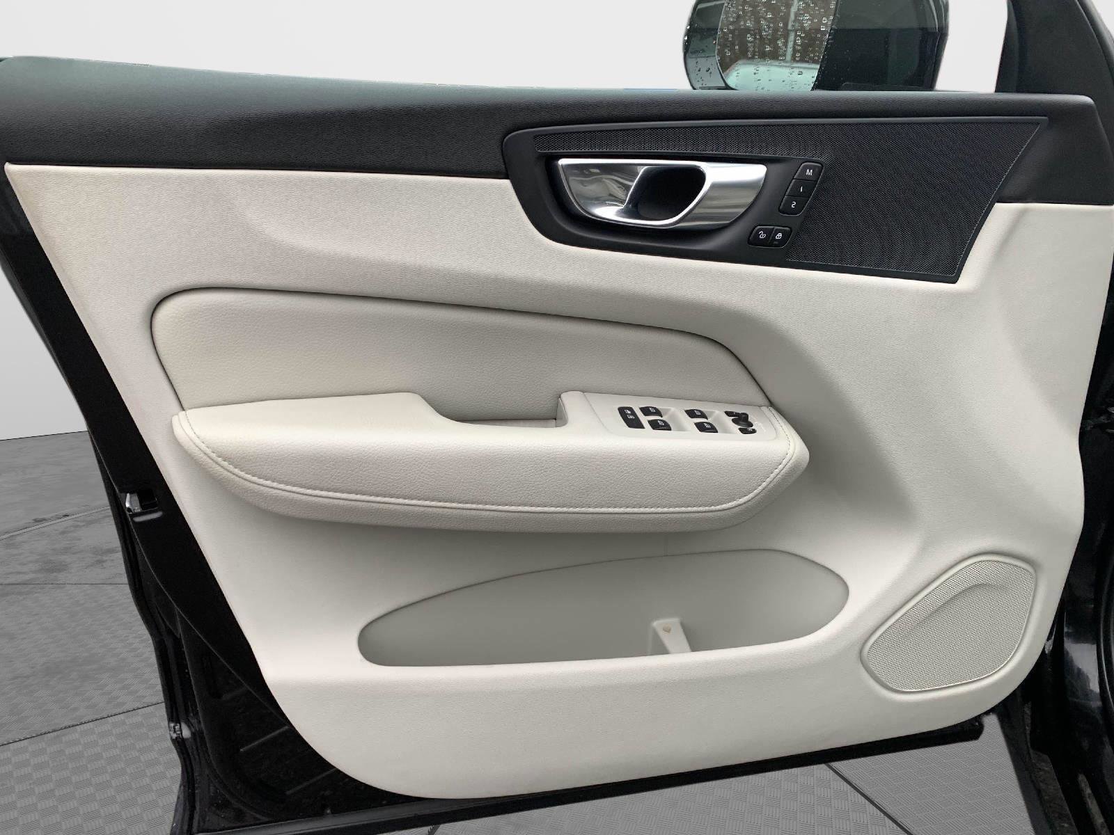 Used 2021 Volvo XC60 T6 Momentum w/ Premium Package image 11