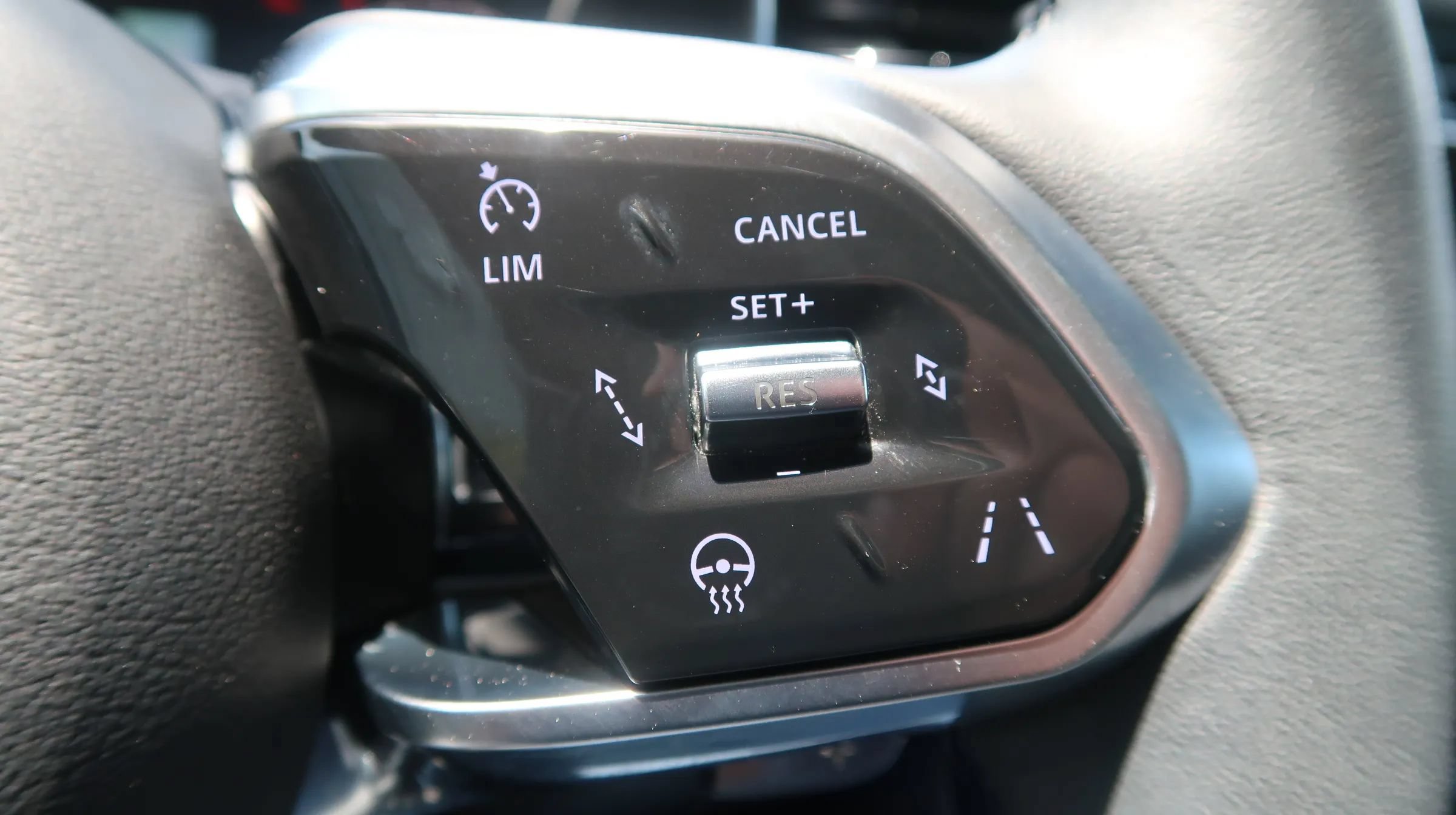 Used 2024 Jaguar XF R-Dynamic SE AWD/4WD image 38