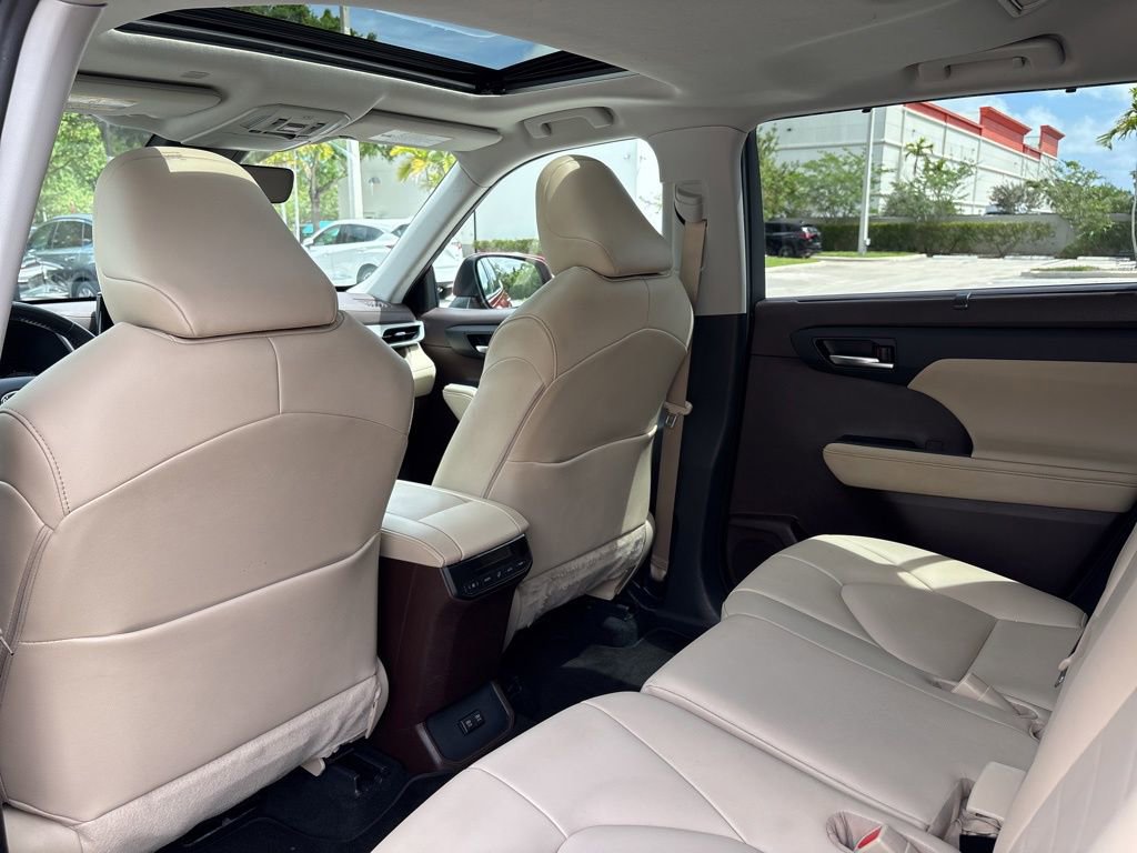 Used 2020 Toyota Highlander XLE FWD image 18