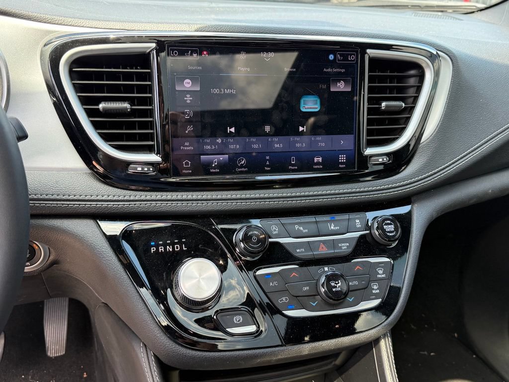 Used 2025 Chrysler Pacifica Limited FWD image 19
