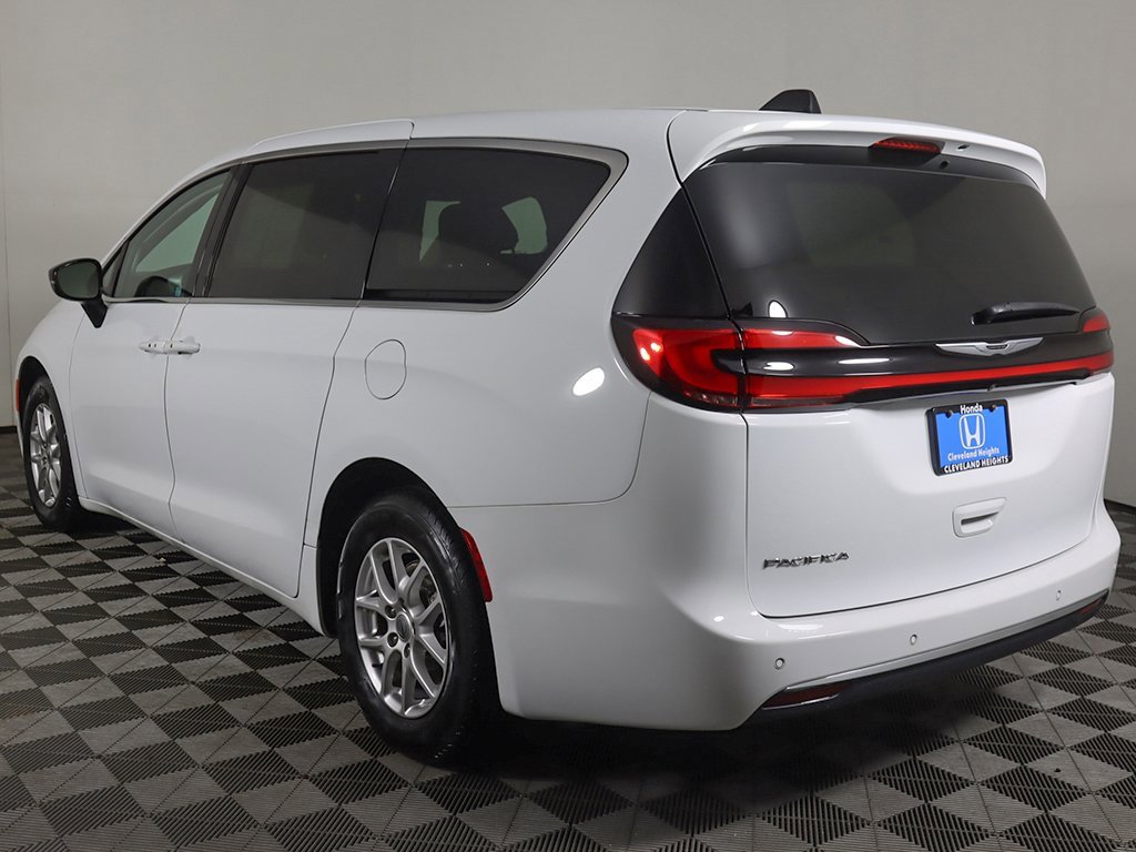 Used 2024 Chrysler Pacifica Touring-L image 9