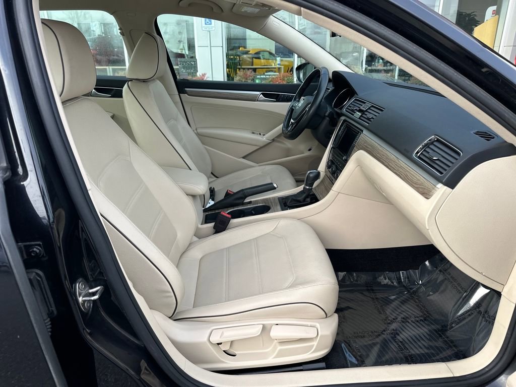 Used 2018 Volkswagen Passat 2.0T SE w/ SE Lighting Package image 17
