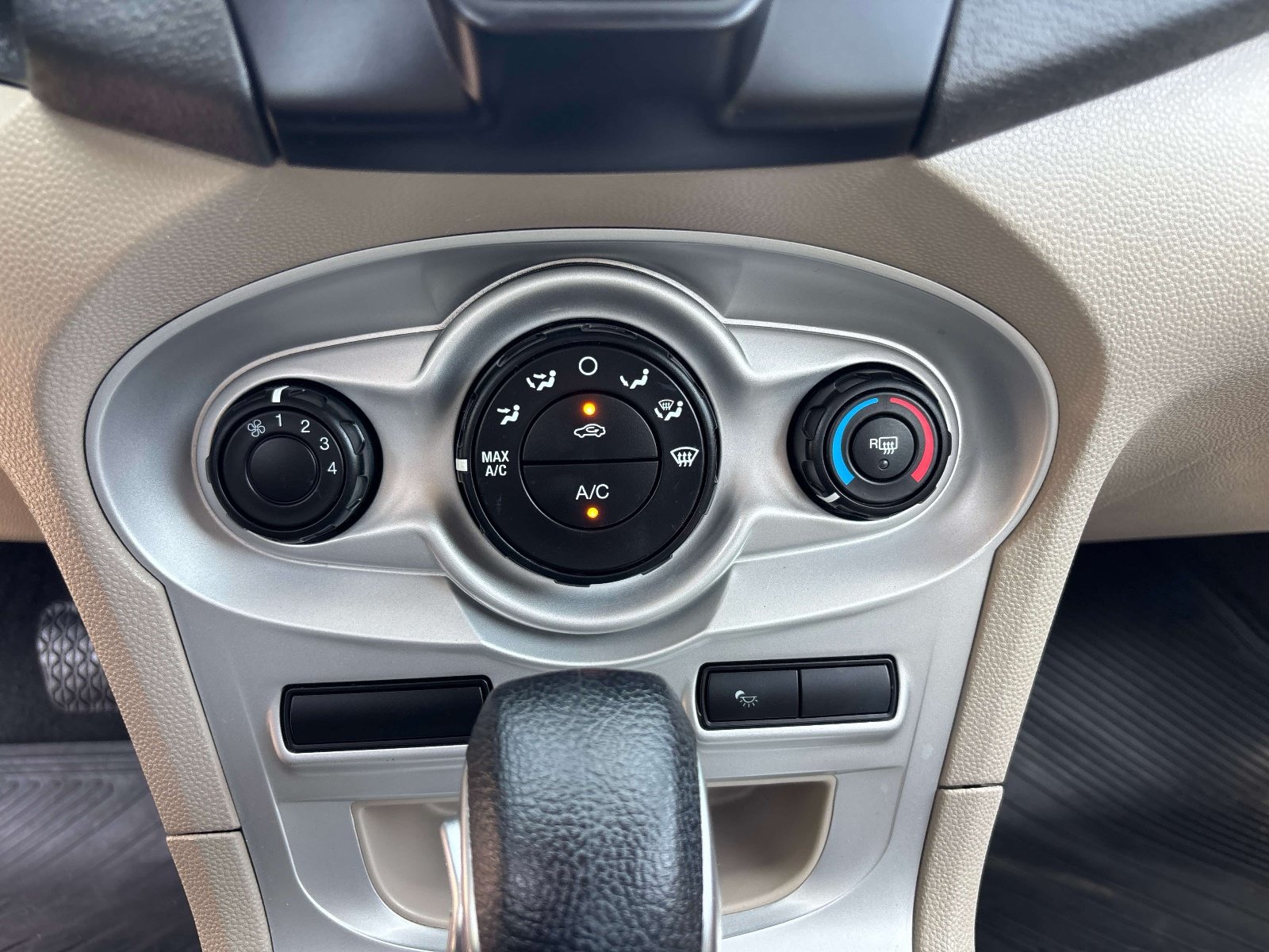 Used 2014 Ford Fiesta SE FWD image 22
