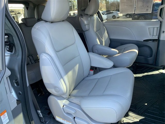 Used 2020 Toyota Sienna Limited image 12
