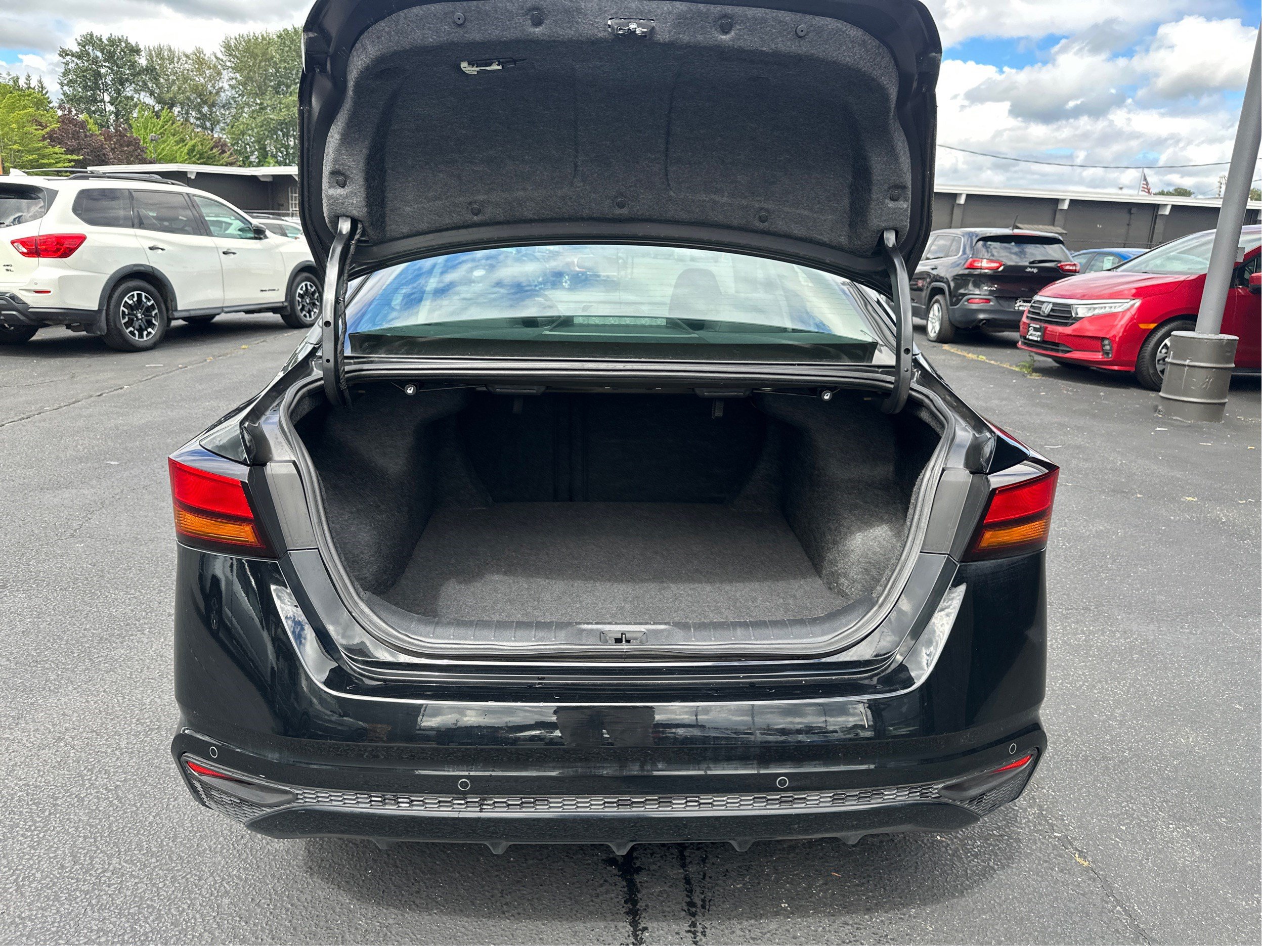 Used 2024 Nissan Altima 2.5 SV FWD image 11