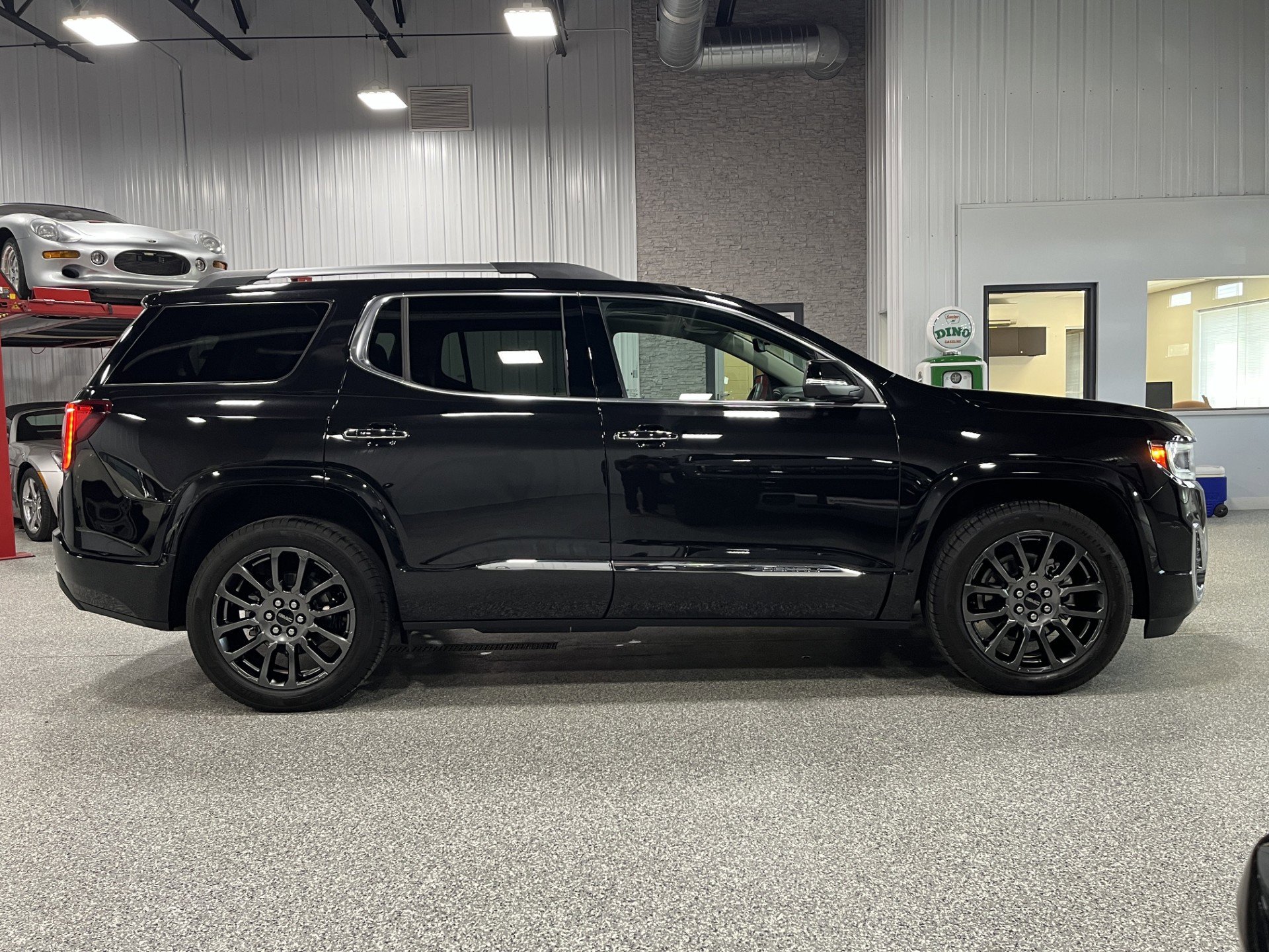 Certified 2023 GMC Acadia Denali w/ Black Diamond Edition AWD/4WD image 6