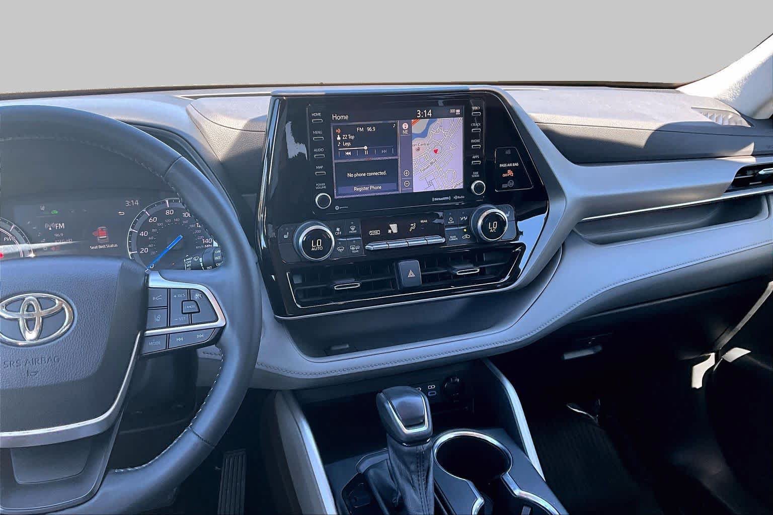 Used 2022 Toyota Highlander XLE AWD/4WD image 6