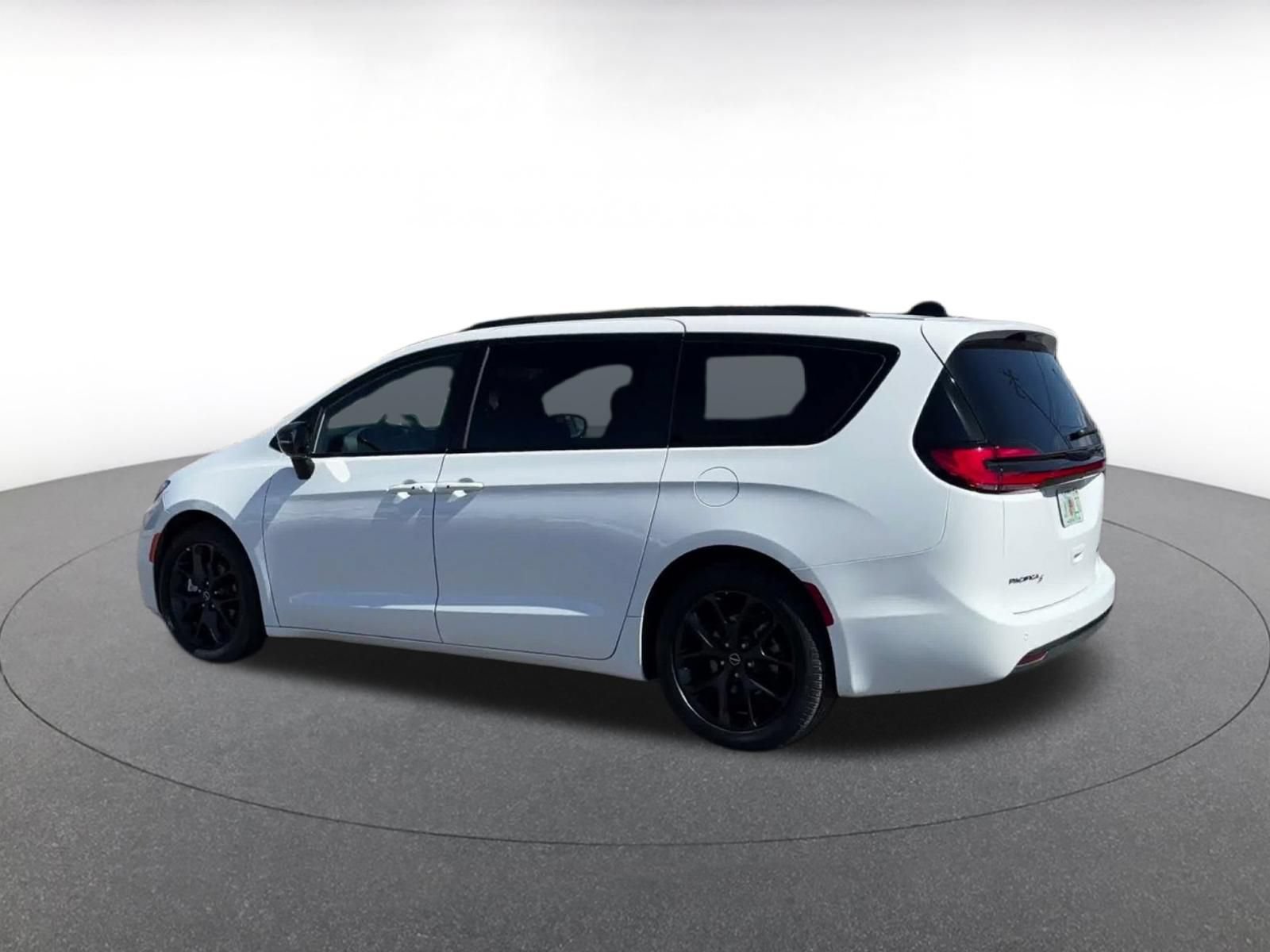 Used 2025 Chrysler Pacifica Limited FWD image 9