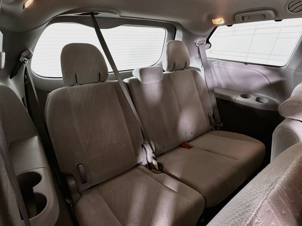 Certified 2018 Toyota Sienna LE FWD image 28