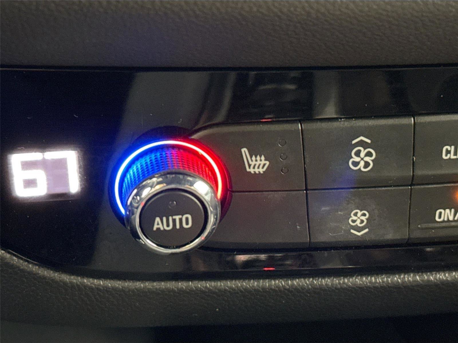 Used 2024 Buick Enclave Essence image 7