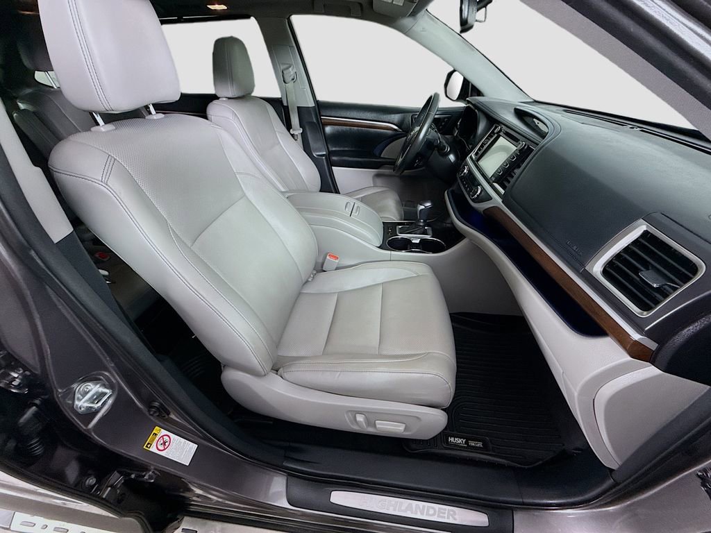 Used 2016 Toyota Highlander Limited image 19