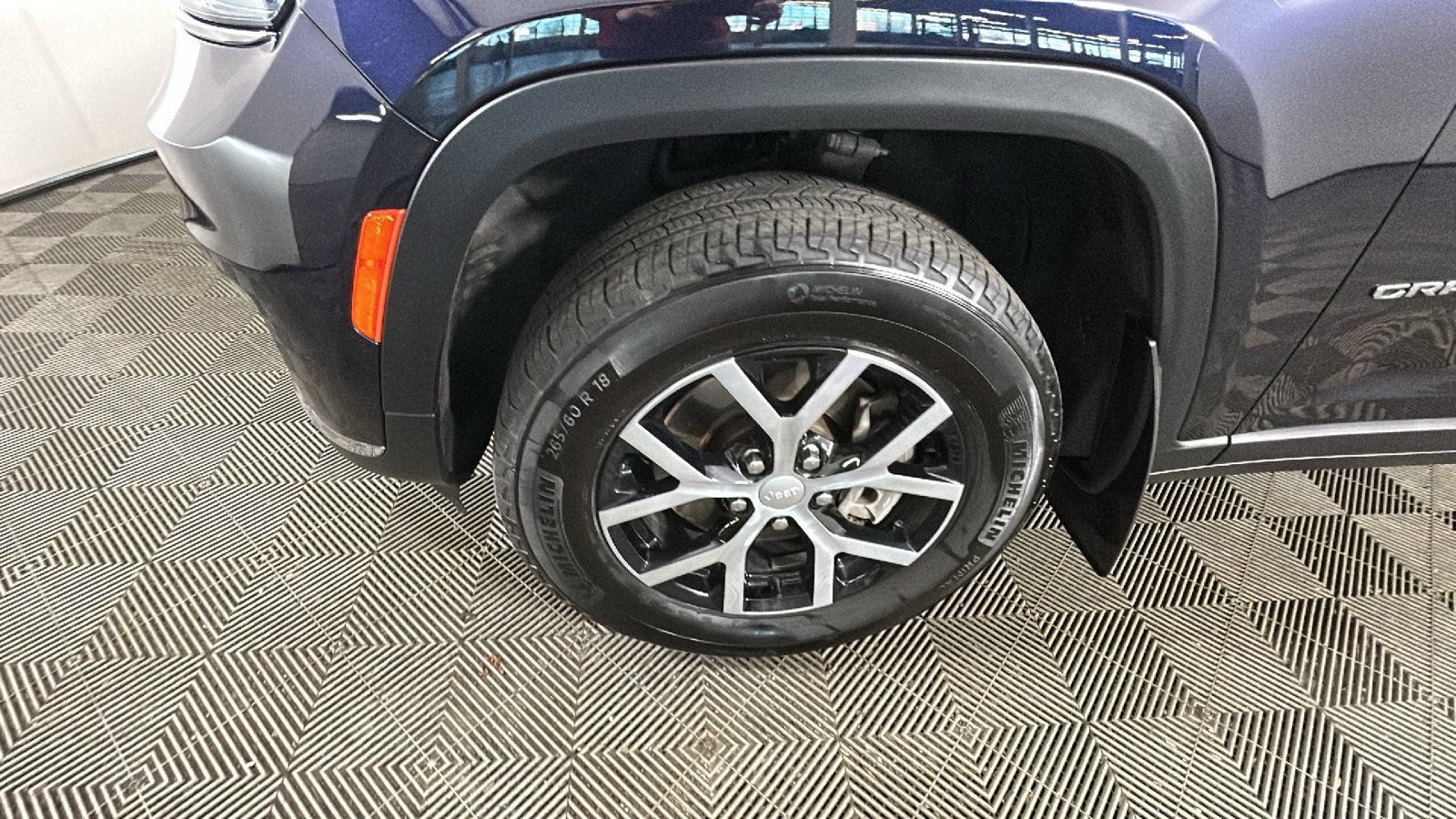 Used 2023 Jeep Grand Cherokee L Limited AWD/4WD image 11