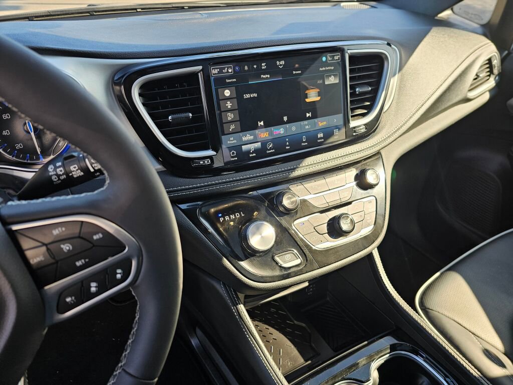 Used 2026 Chrysler Pacifica Limited image 28