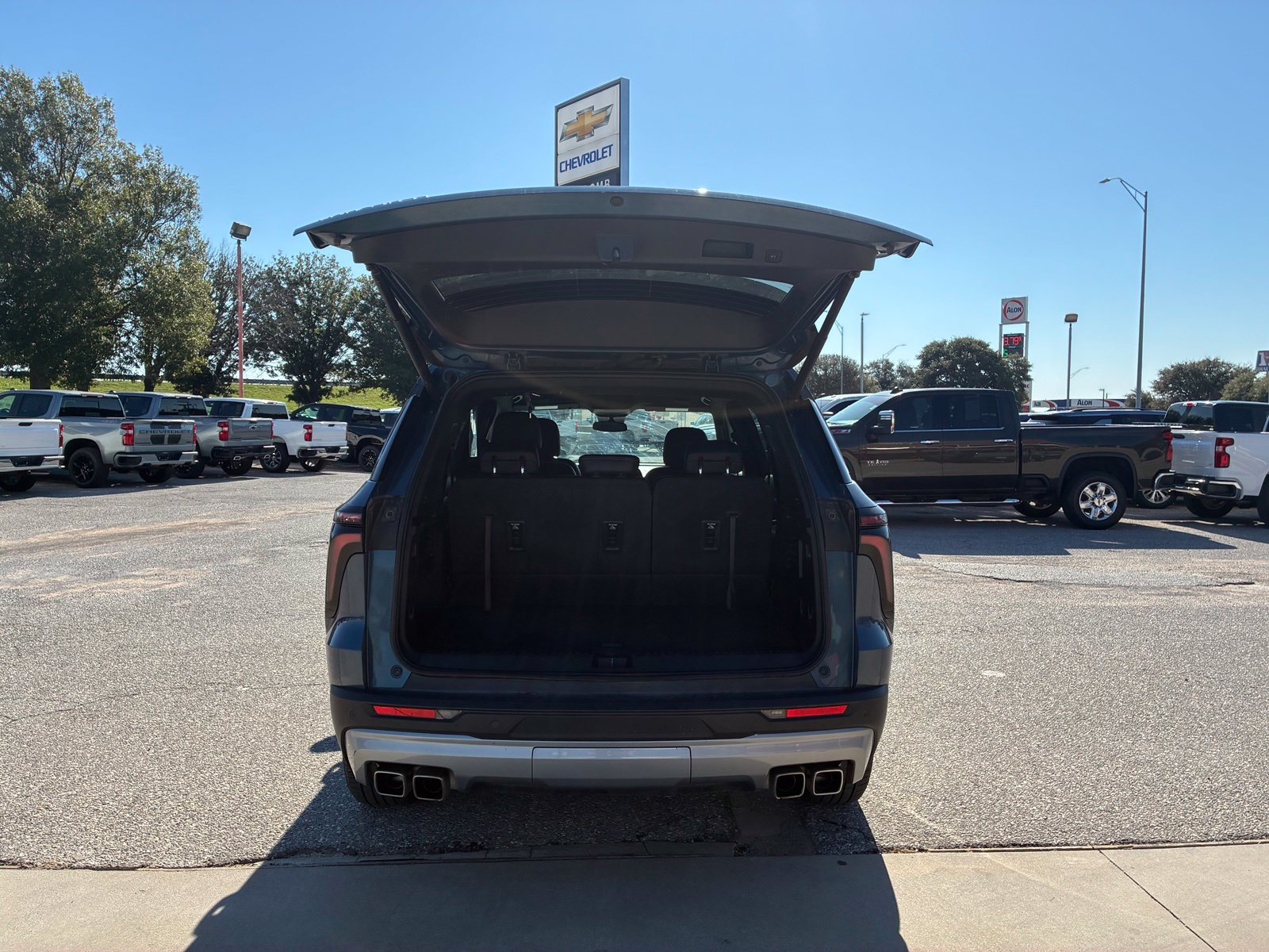 Used 2025 Chevrolet Traverse LT FWD image 11