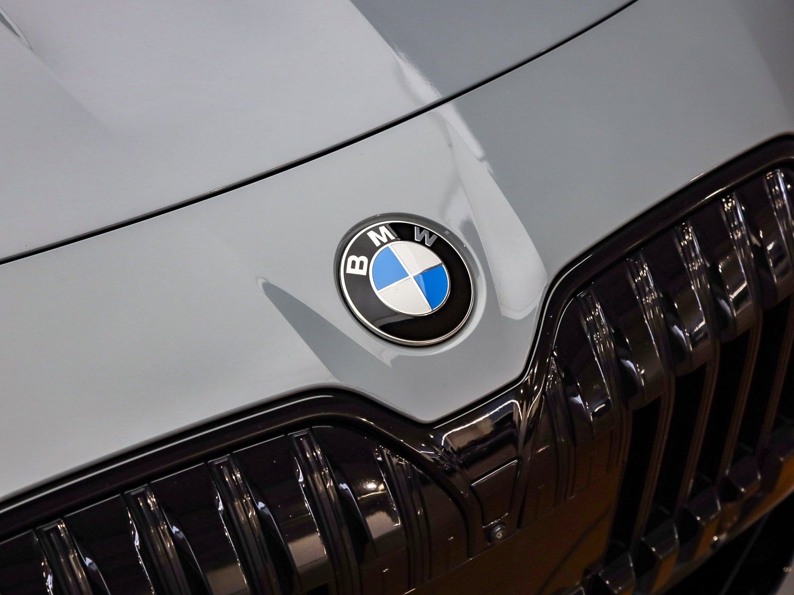 Certified 2023 BMW 760i xDrive w/ Parking Assistance Package image 9