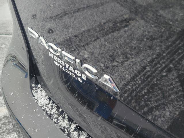 Used 2024 Chrysler Pacifica Select image 26