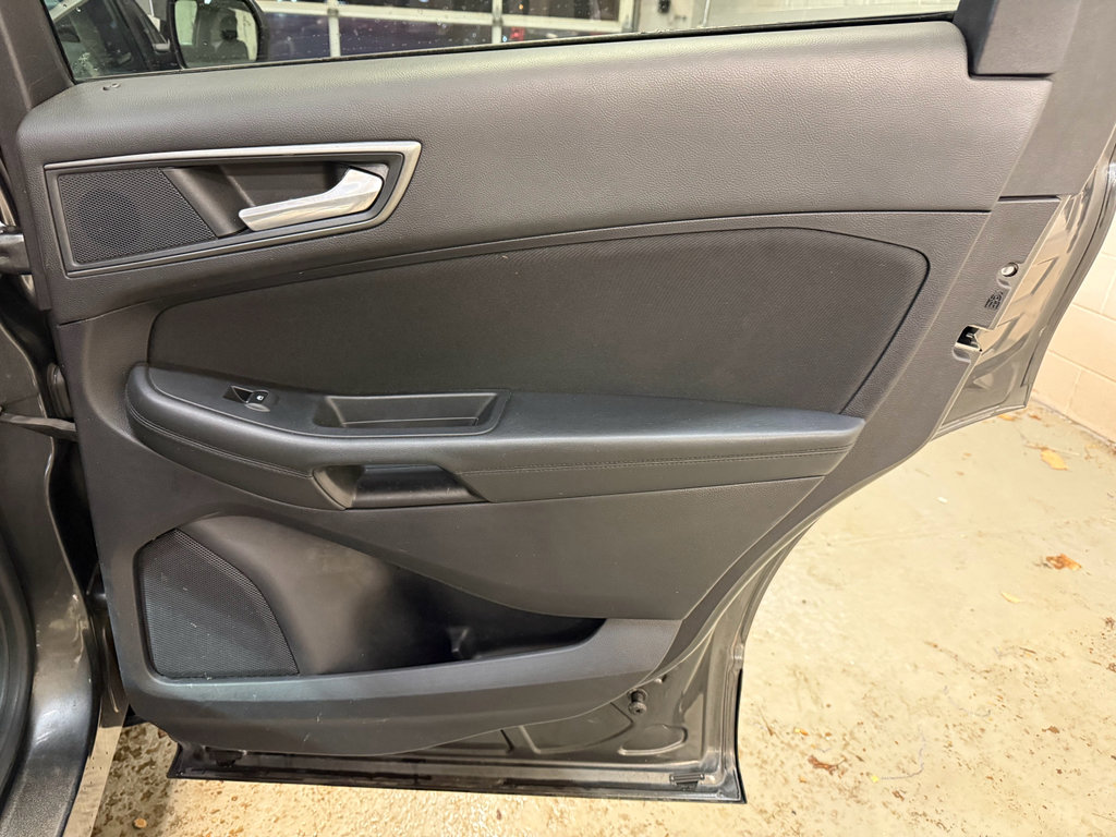 Used 2019 Ford Edge SE image 24