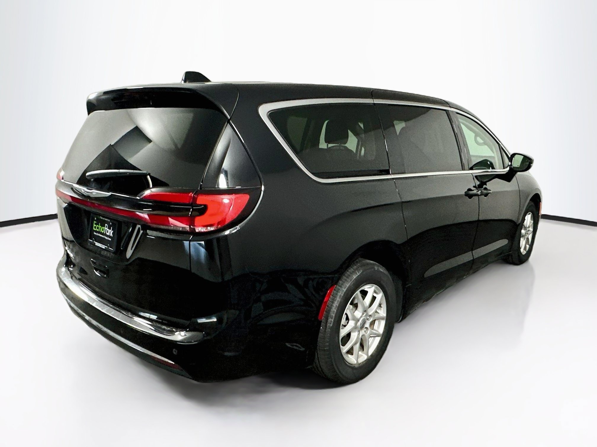 Used 2024 Chrysler Pacifica Touring-L FWD image 9