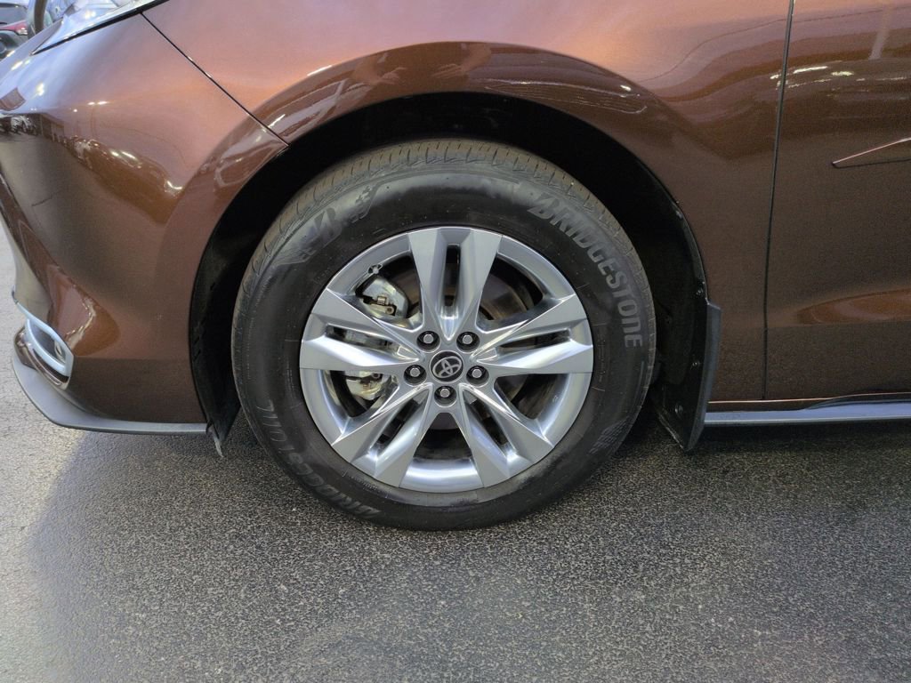 Certified 2024 Toyota Sienna Limited FWD image 27