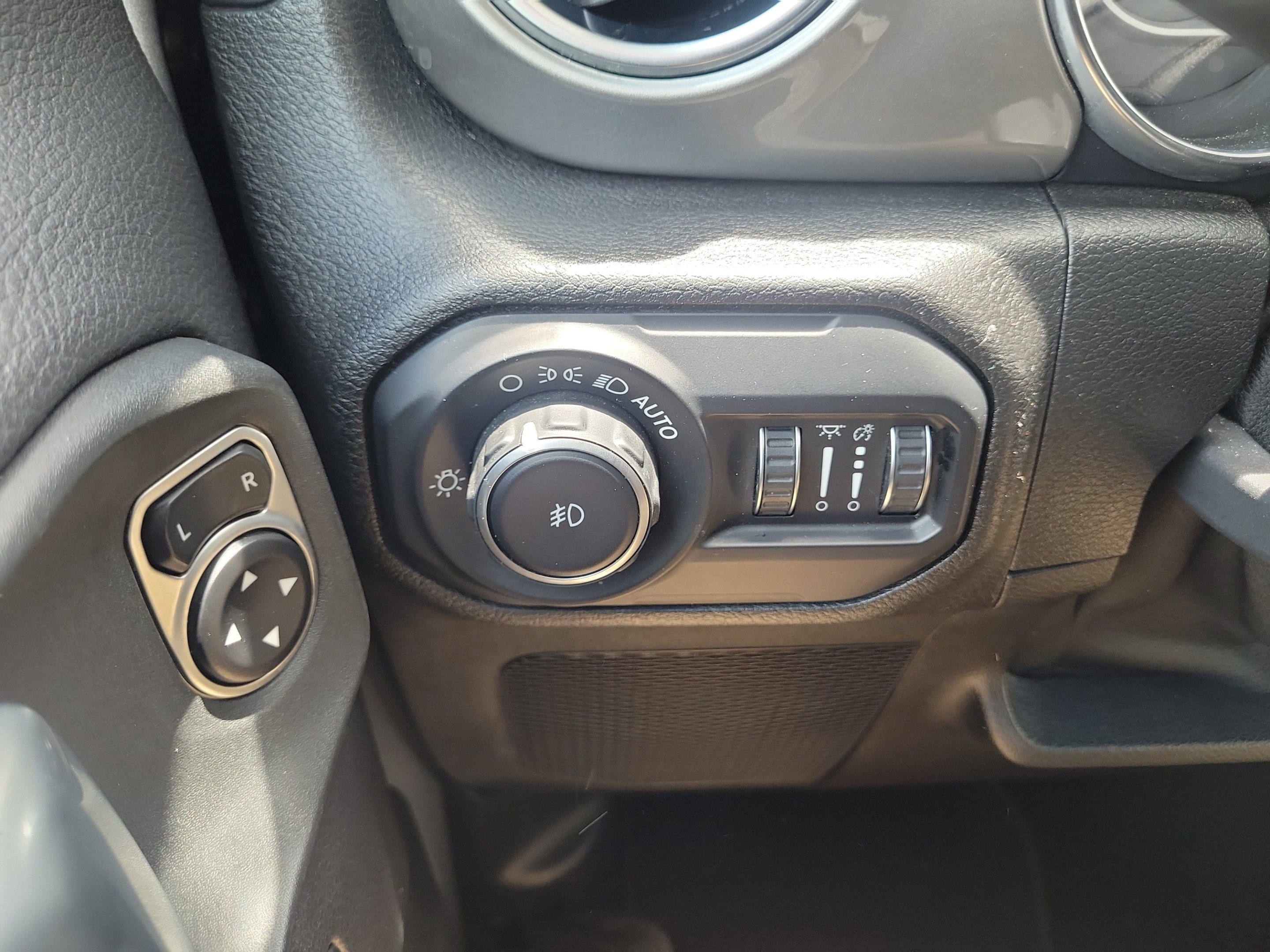 Used 2020 Jeep Wrangler Unlimited Sahara AWD/4WD image 26