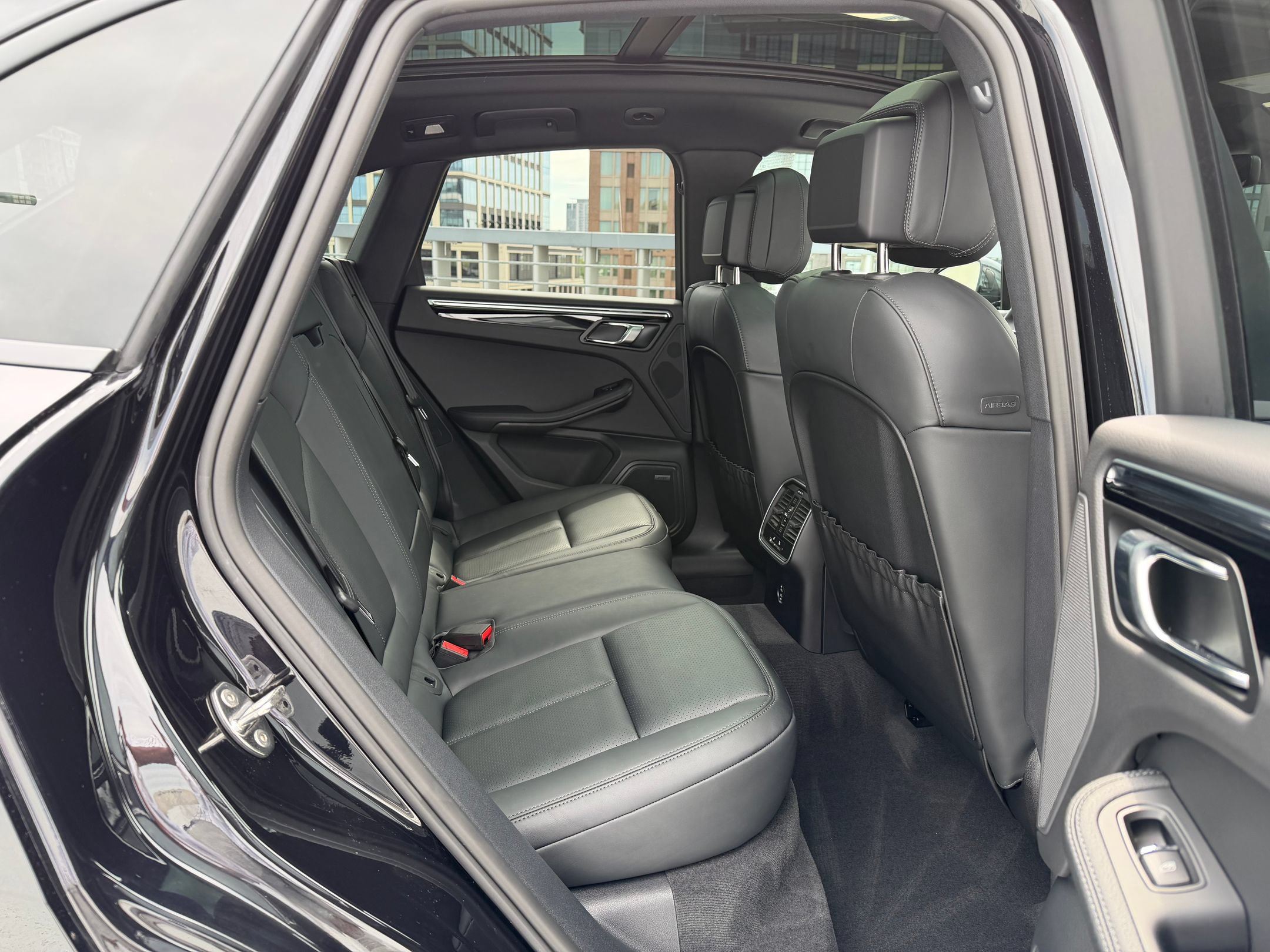 Certified 2026 Porsche Macan AWD/4WD image 28